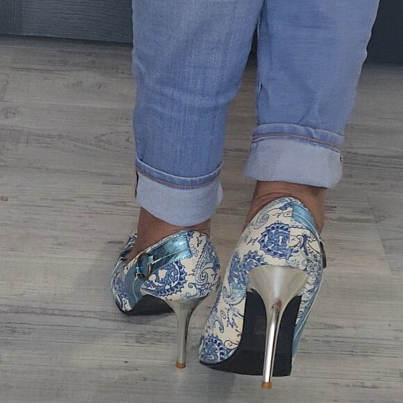 Unique Vintage Paisley Print Blue/Cream Fabric Heels Size 8.5 - Picture 6 of 10